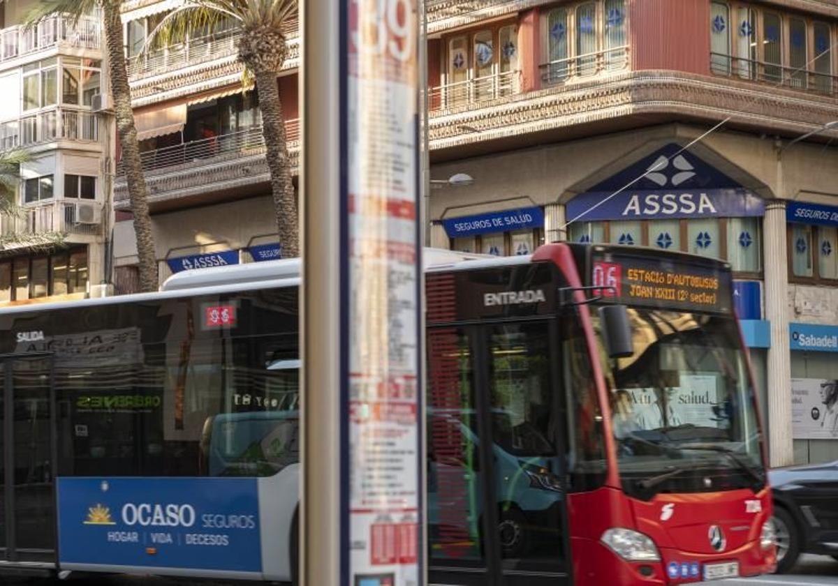 Autobús urbano a su paso por Alfonso el Sabio.