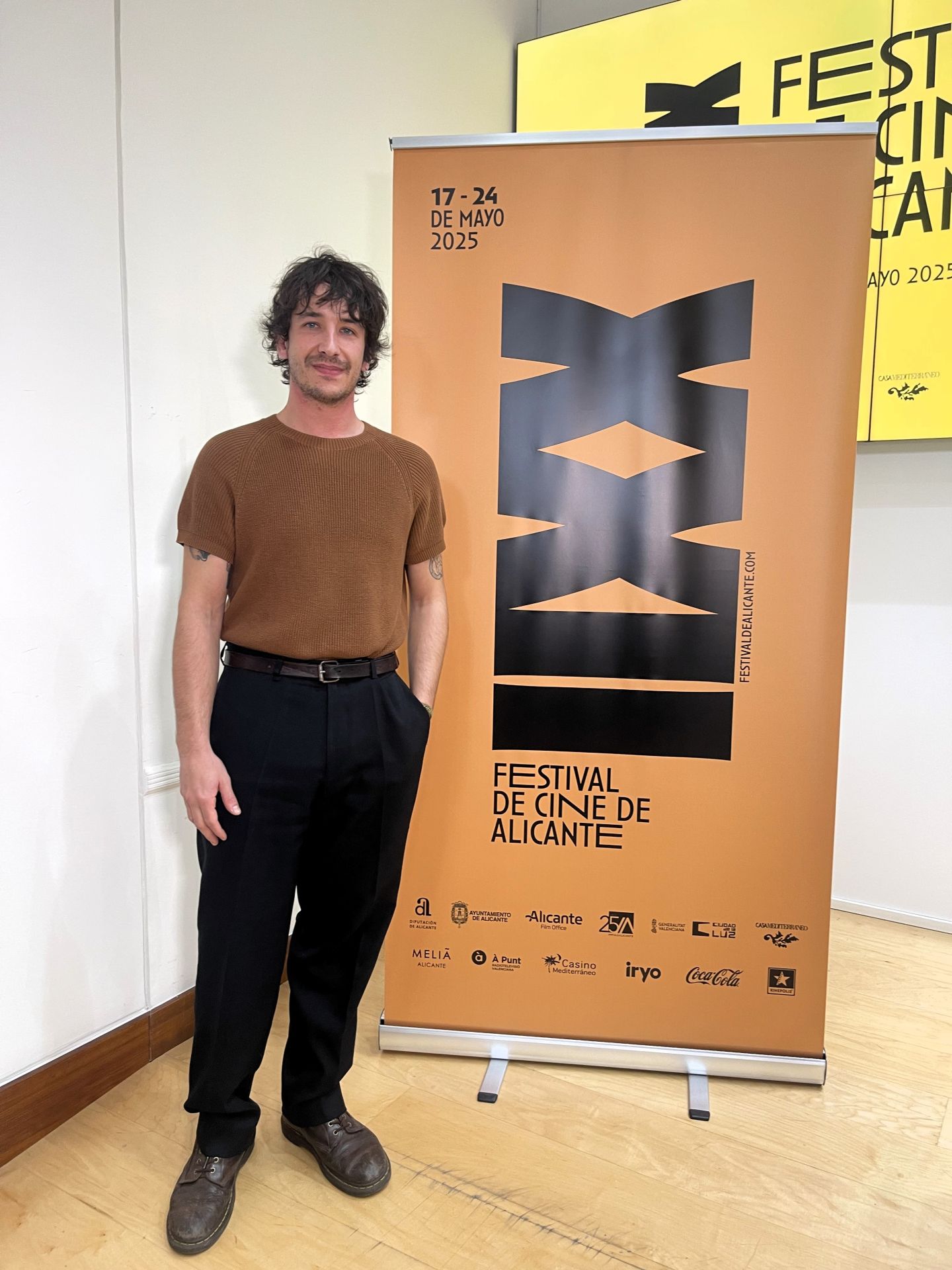 Cartel del festival de Cine de Alicante con su autor, Paco Albiar.