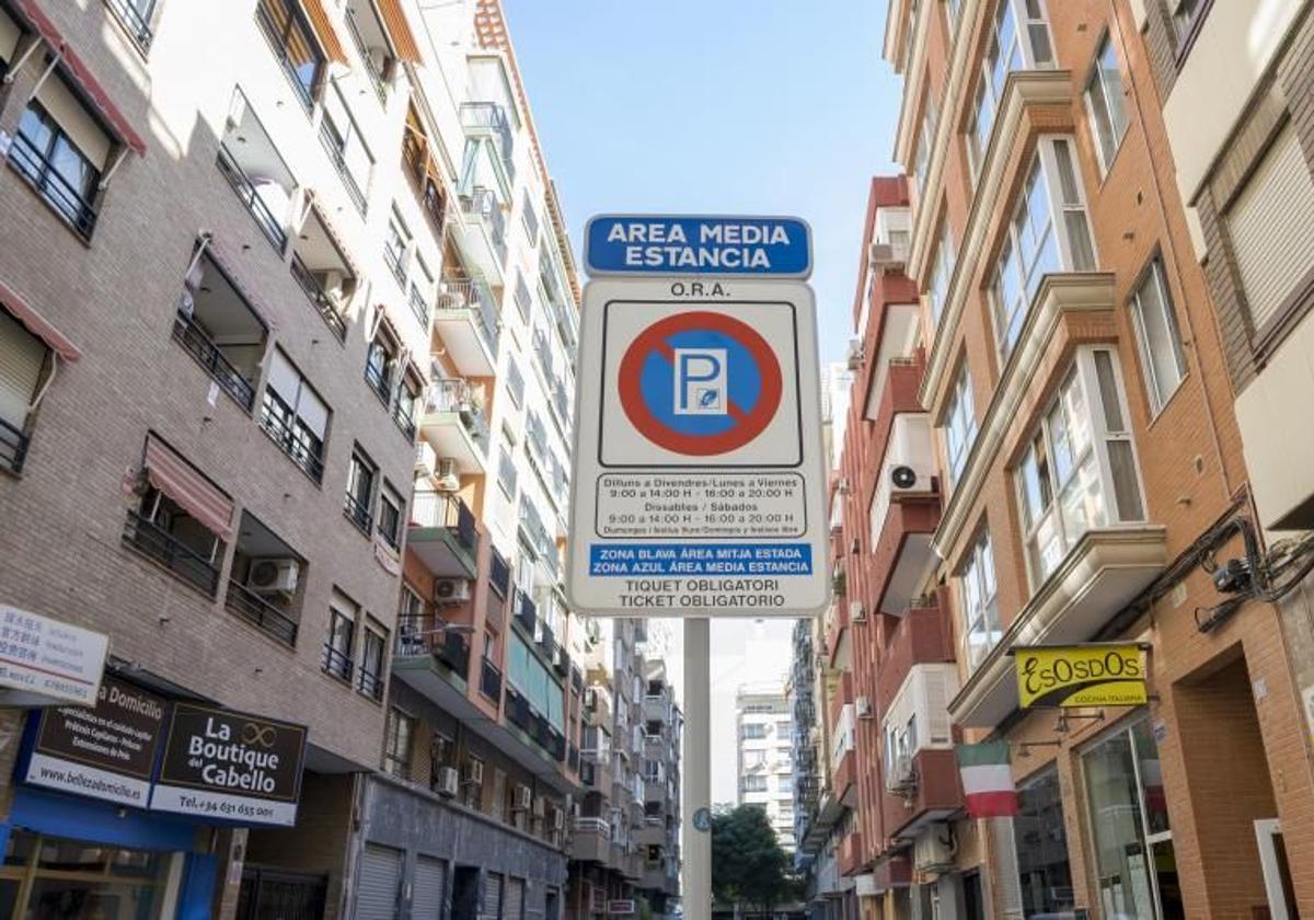 Parquímetro de la zona azul en el centro de Alicante.