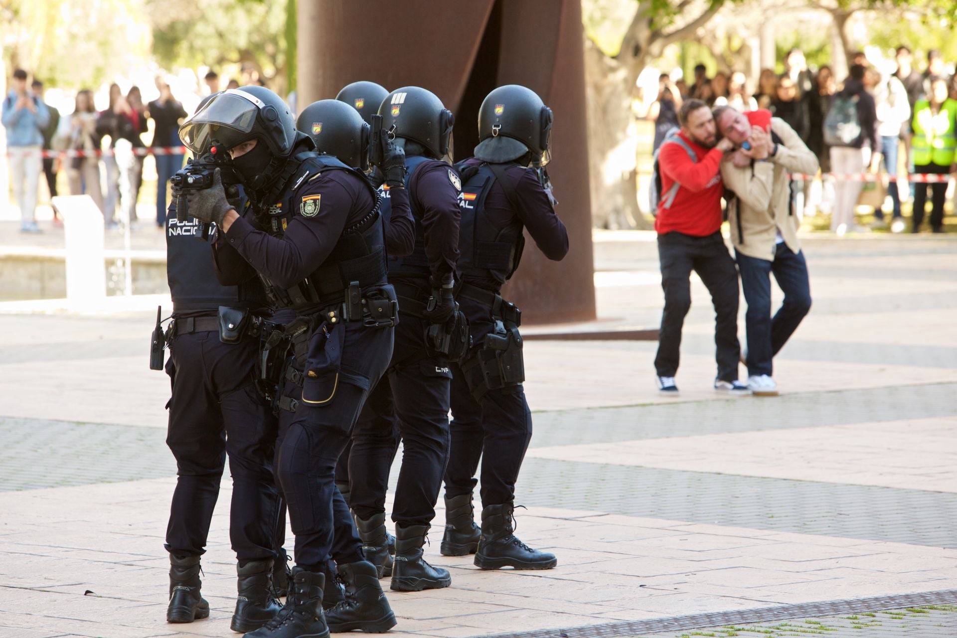 El macrosimulacro de la UA con la Policía Nacional, en imágenes