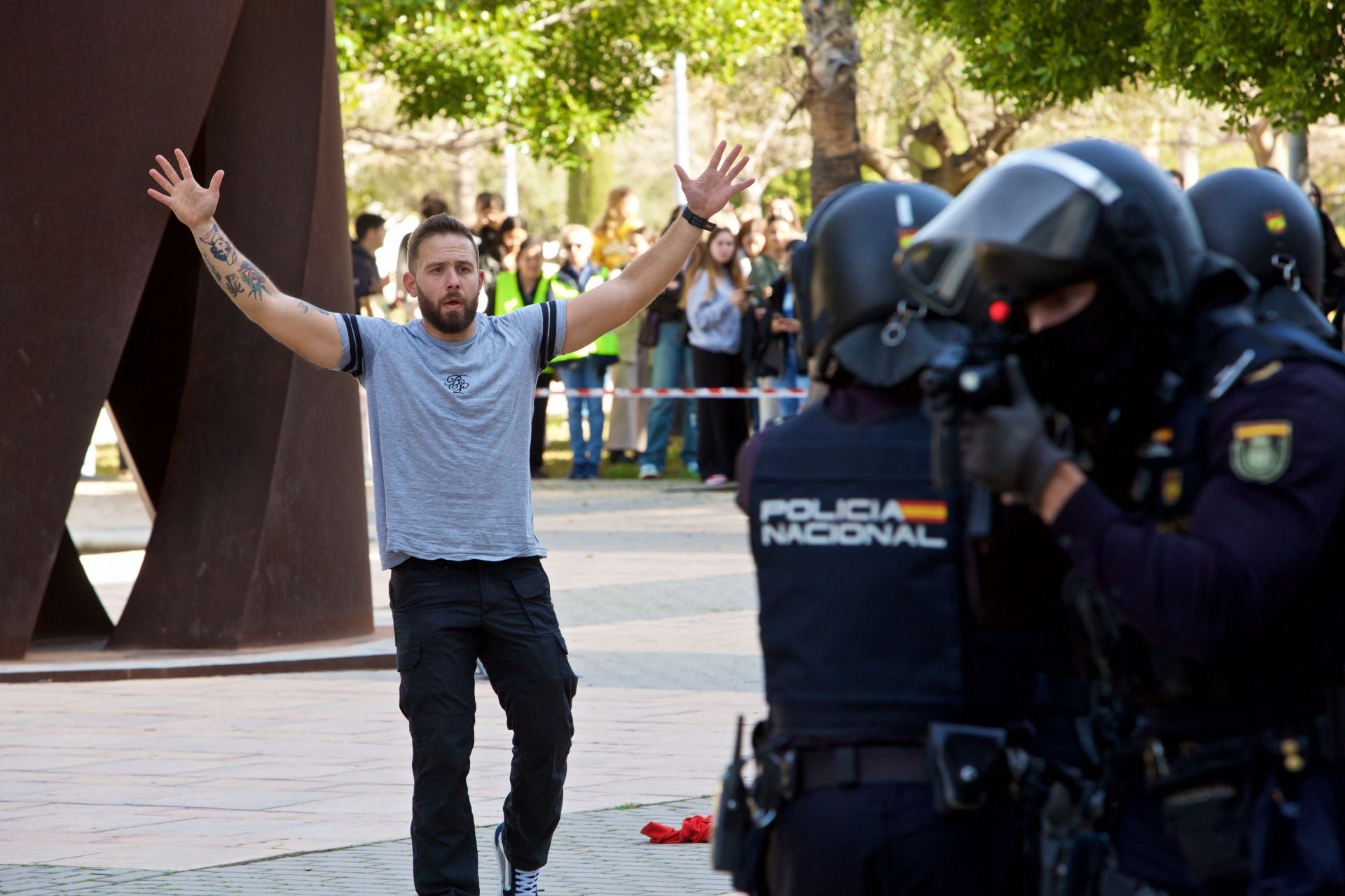 El macrosimulacro de la UA con la Policía Nacional, en imágenes