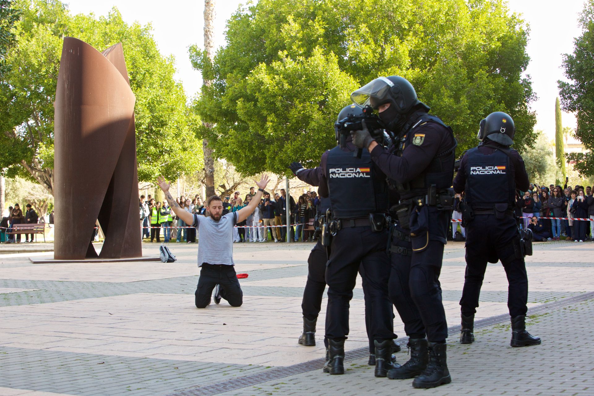 El macrosimulacro de la UA con la Policía Nacional, en imágenes
