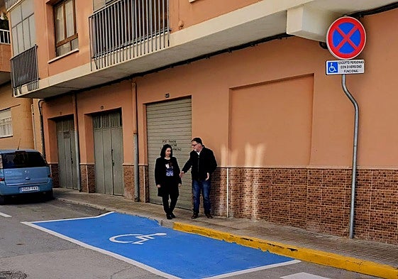 La concejal de Servicios, Maite García, y el alcalde de Villena, Fulgencio Cerdán, inspeccionan el repitado de marcas viales y la colocación de las nuevas señales de tráfico.