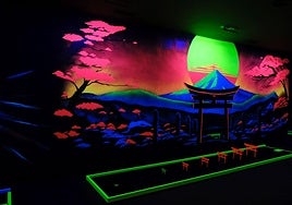 Pista del Neón Minigolf de Alicante.
