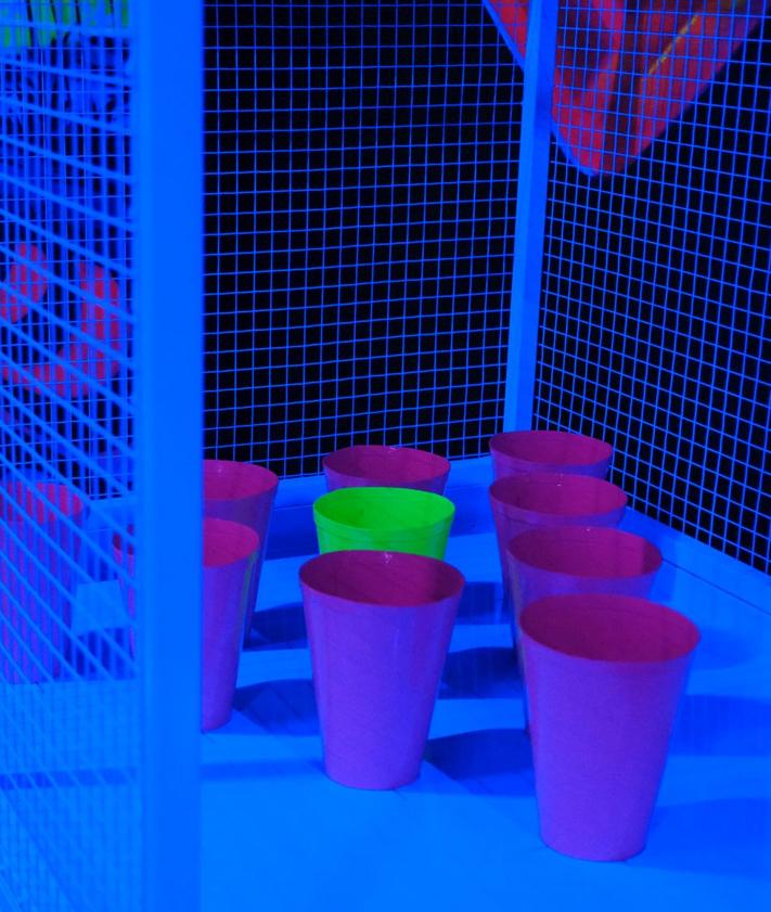 Imagen secundaria 2 - Varias pistas del Neón Minigolf de Alicante.