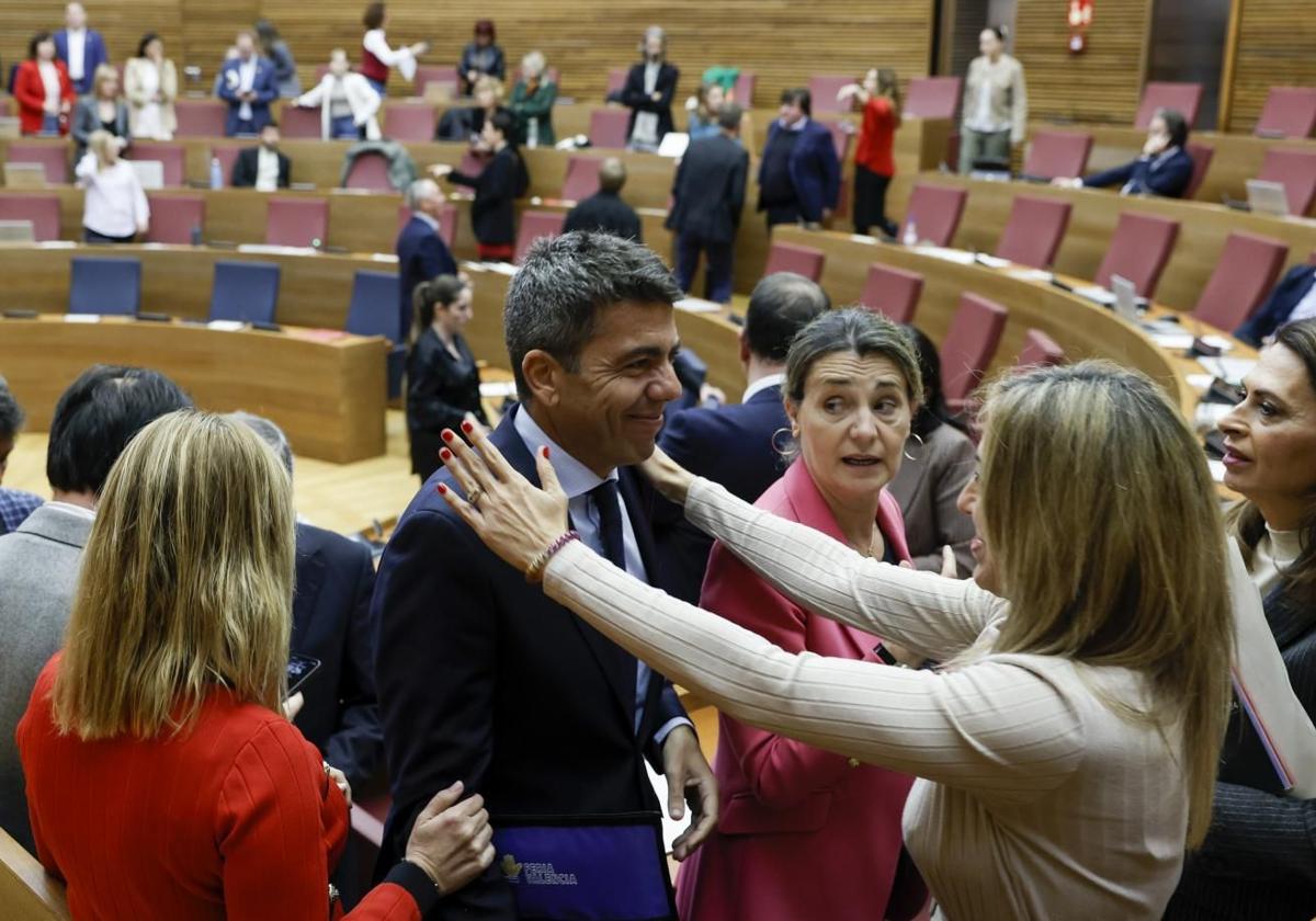 Popular deputies surround the President of the Generalitat, Carlos Mazón, after the session concluded.