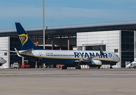 Avión de Ryanair en el aeropuerto de Alicante-Elche.