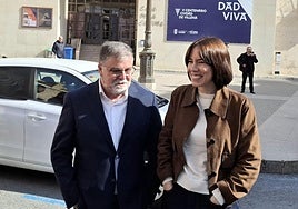 La ministra de Ciencia, Diana Morant, con el alcalde de Villena, Fulgencio Cerdán, en su visita a la localidad.