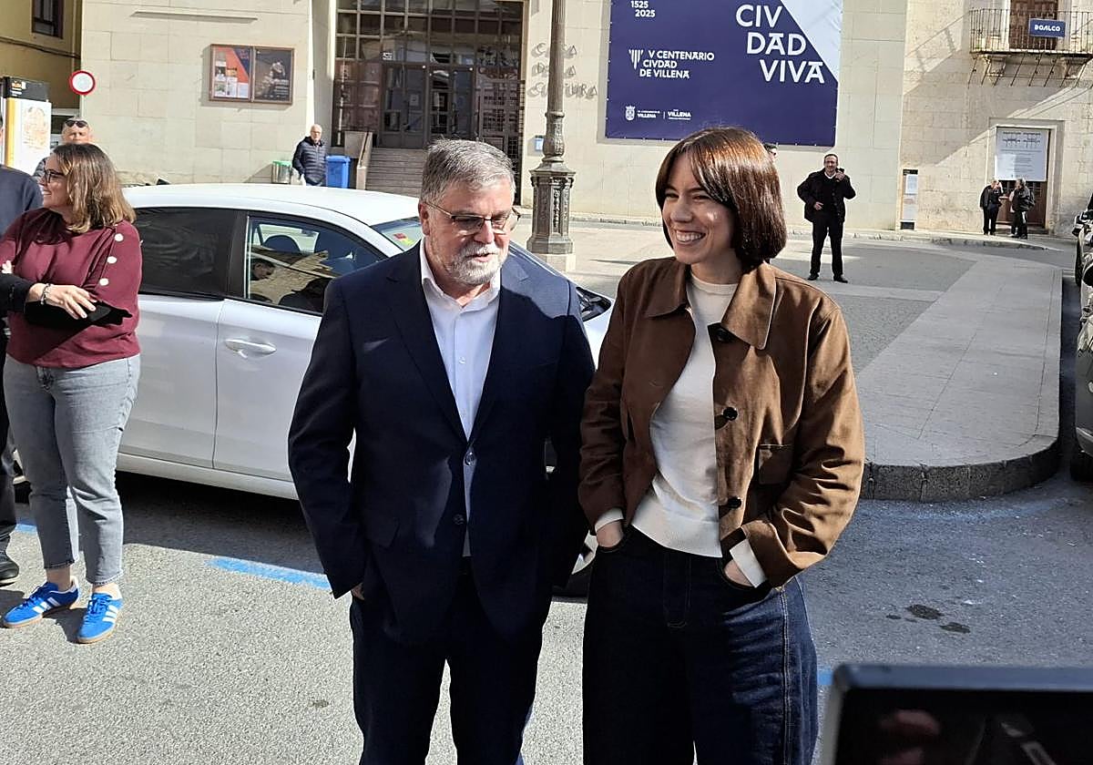 La ministra de Ciencia, Diana Morant, con el alcalde de Villena, Fulgencio Cerdán, en su visita a la localidad.
