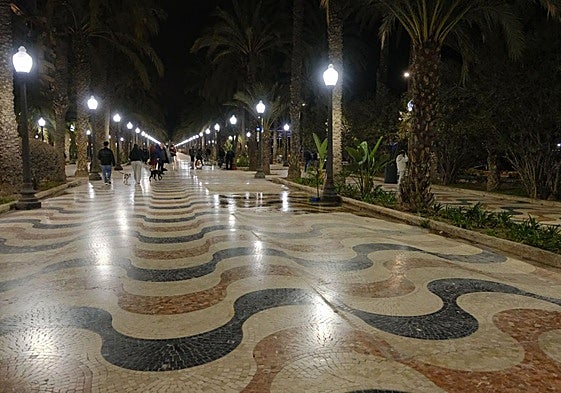 La Explanada, ya sin los puestos de los hippies, este viernes por la noche.