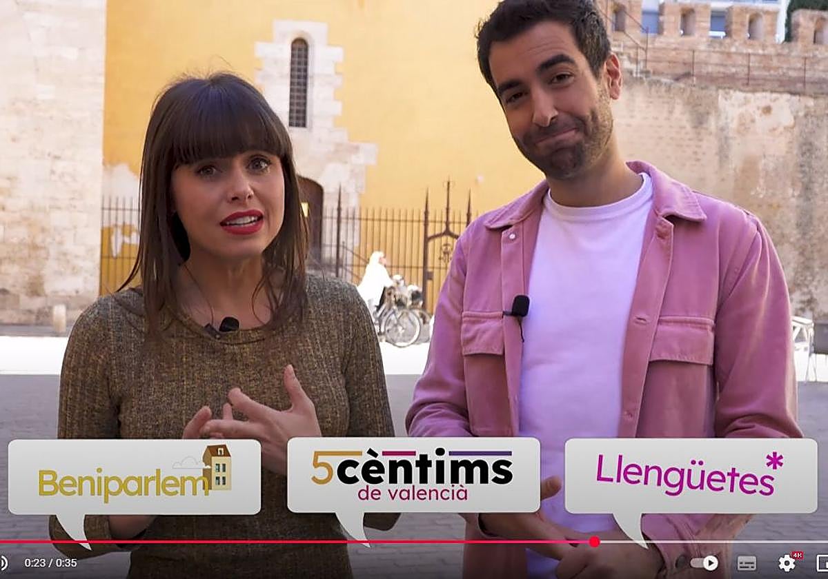 Los presentadores del canal de Youtube de A Punt para aprender valenciano, en un vídeo