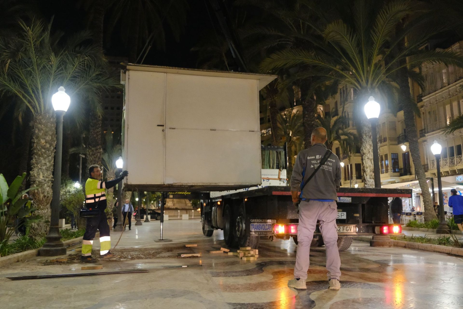 Adiós a los hippies de la Explanada: así ha sido el traslado de las últimas casetas