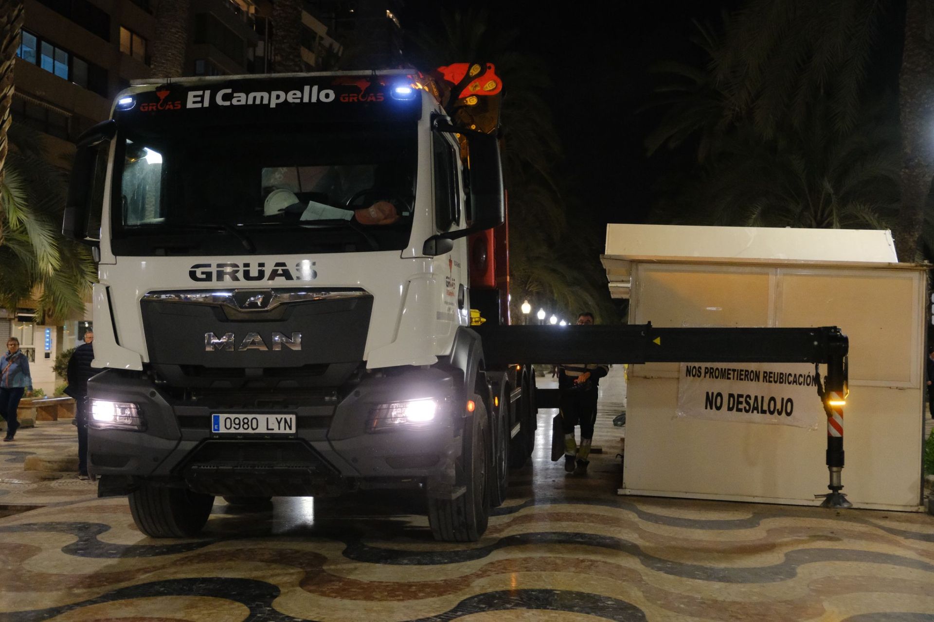 Adiós a los hippies de la Explanada: así ha sido el traslado de las últimas casetas