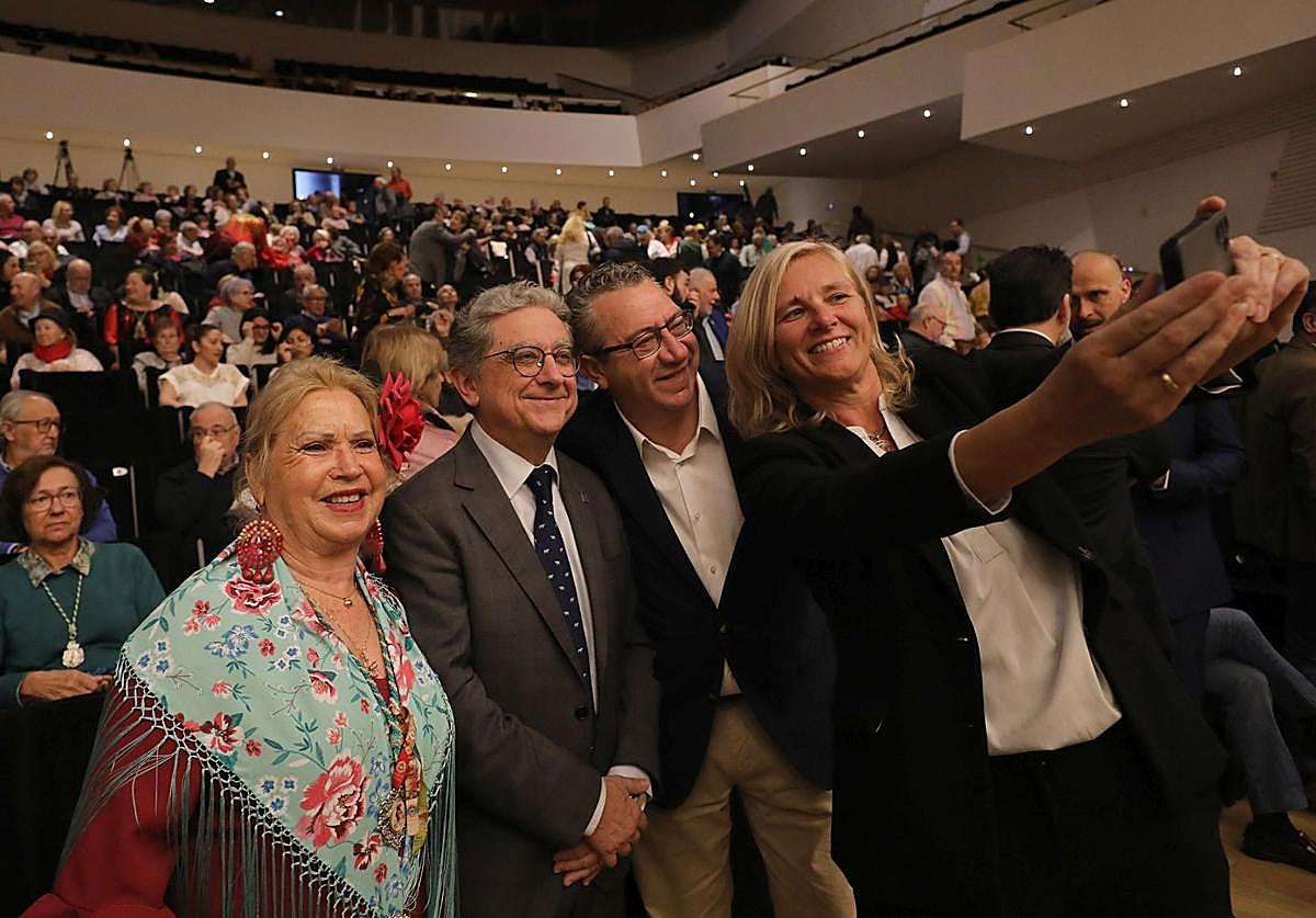 El presidente de la Diputación, Toni Pérez, se hace un selfie junto con los responsables de las Casas de Andalucía de la provincia.