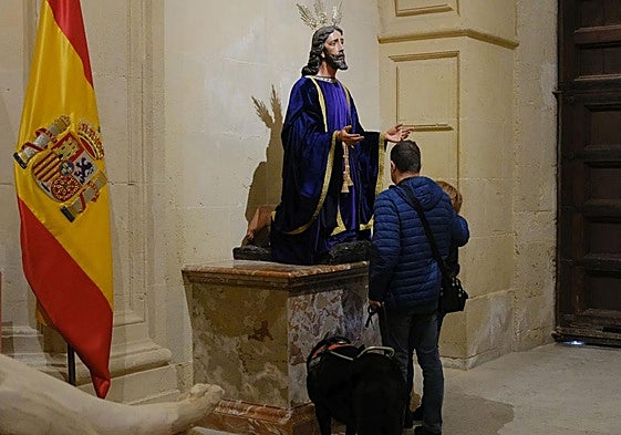Un invidente frente a una de las imágenes de la Semana Santa en la concatedral de San Nicolás.