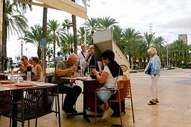 Turistas comiendo en un restaurante de Alicante.