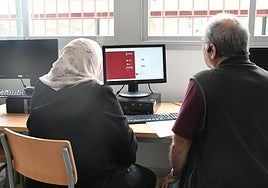 Una madre acude al IES Virgen del Remedio para participar en la consulta este martes.