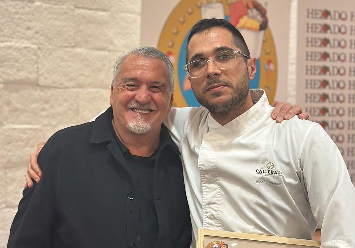 Paco Torreblanca (i) fue el encargado de entregar el premio a Vicent Pascual (d)