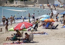 Bañistas en la playa de la Albufereta.