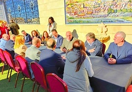 El alcalde de Villena, Fulgencio Celdrán (segunda por la derecha), en el Foro de Empleo Labora celebrado en Elda.