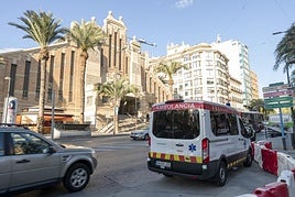 Una ambulancia en la avenida Alfonso el Sabio de Alicante.