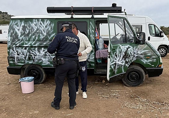 Un agente de la Policía Local de Elche explica la nueva medida al propietario de un vehículo ancho.