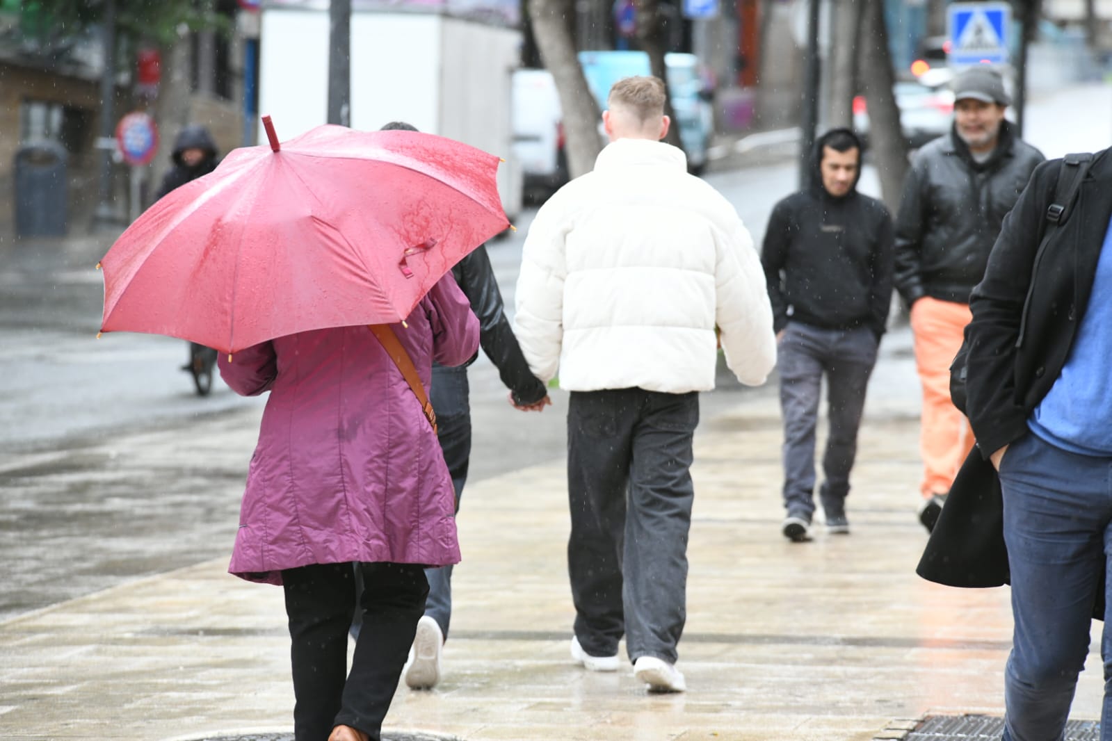 El viento y la lluvia protagonizan la jornada comercial del carnaval en Alicante