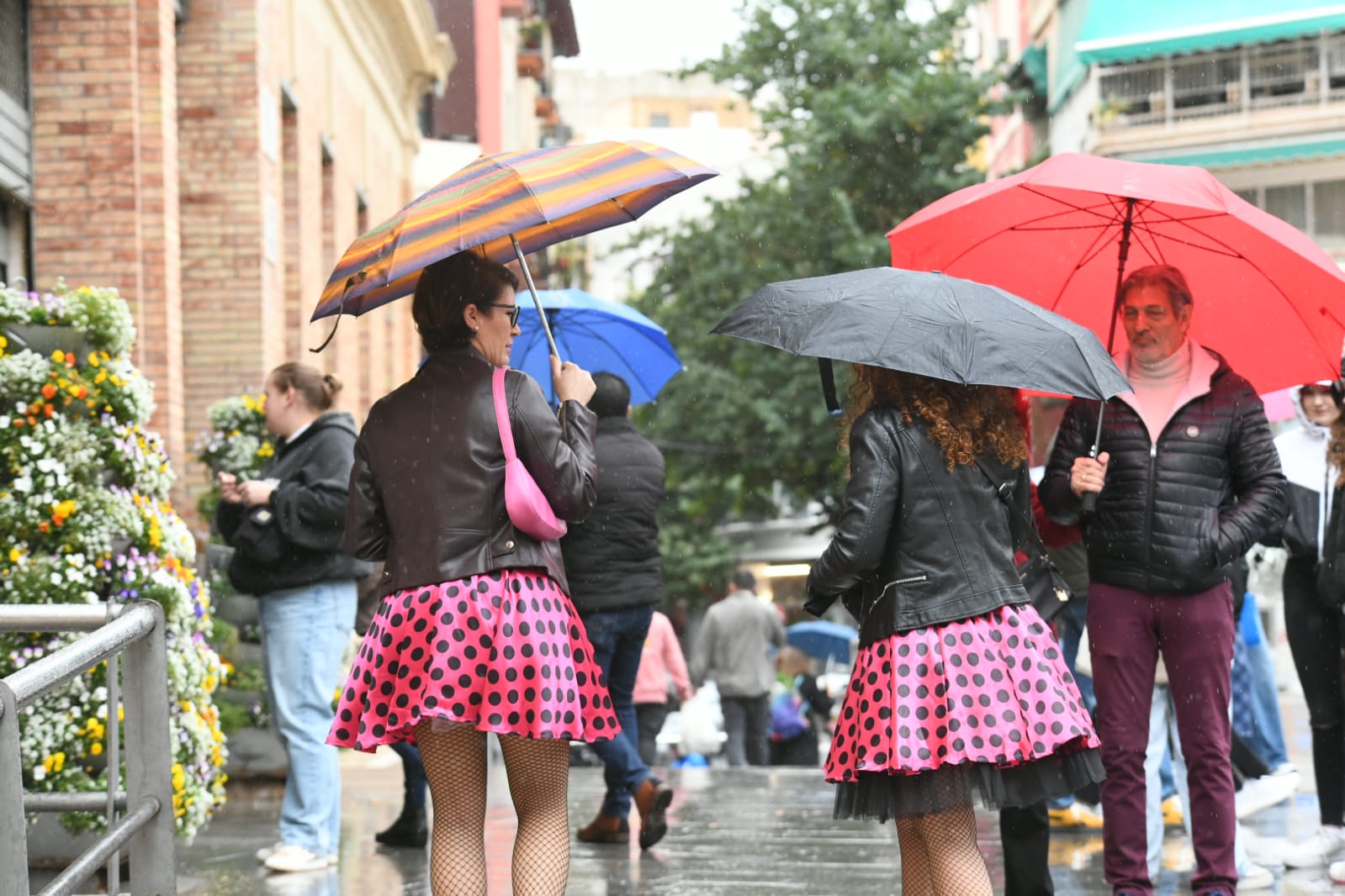 El viento y la lluvia protagonizan la jornada comercial del carnaval en Alicante