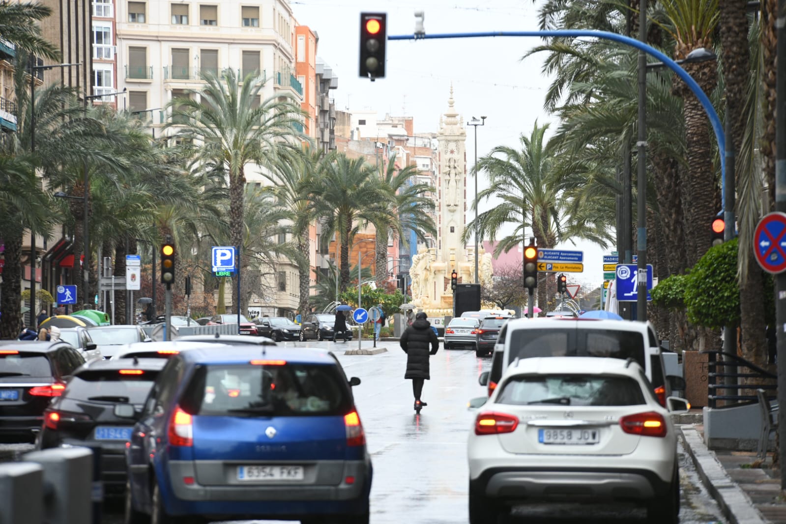 El viento y la lluvia protagonizan la jornada comercial del carnaval en Alicante