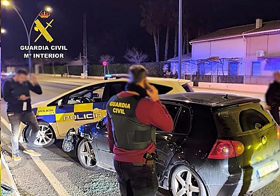 Colisicón del vehículo de la banda criminal contra los coches de Policía.