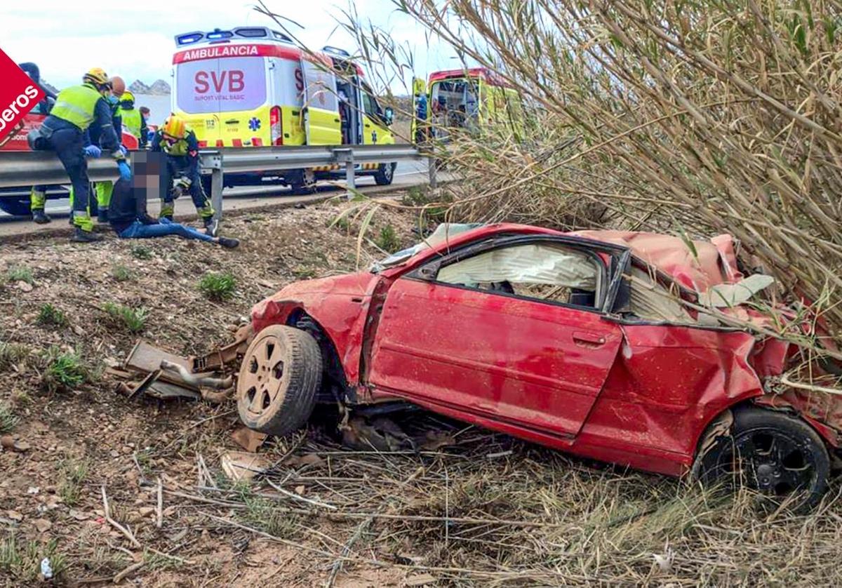 Imagen principal - Grave accidente en Elda con dos heridos, uno evacuado en helicóptero