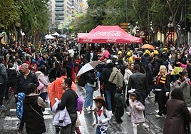Los alicantinos disfrutan del Sábado Ramblero bajo la lluvia.