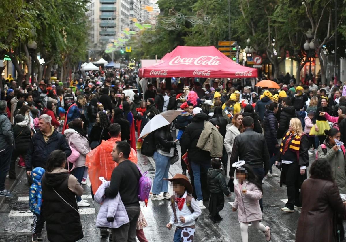 Imagen principal - La resaca del carnaval en Alicante: 40.000 personas bajo la lluvia y cerco al botellón