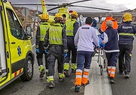 Una mujer herida es evacuada en un helicóptero medicalizado al Hospital General de Alicante tras un siniestro vial este domingo.