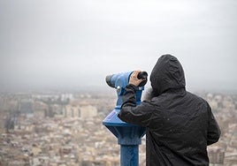 Un ciudadano observa Alicante bajo la lluvia.