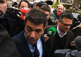 El presidente de la Generalitat, Carlos Mazón, a su llegada al Marq este lunes, rodeado de periodistas.