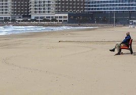 Un hombre en la playa del Postiguet este miércoles.