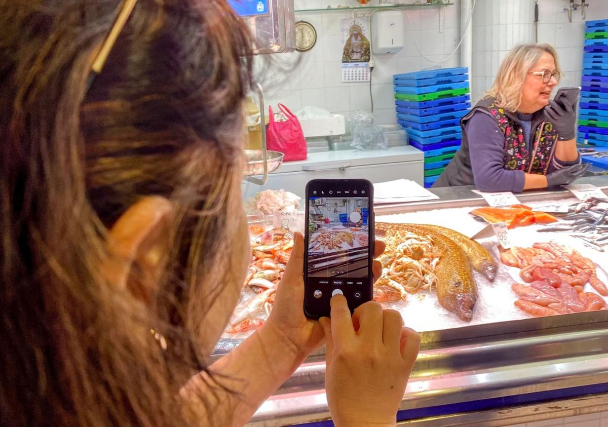 Imagen secundaria 1 - Los turistas en el Mercado Central. 