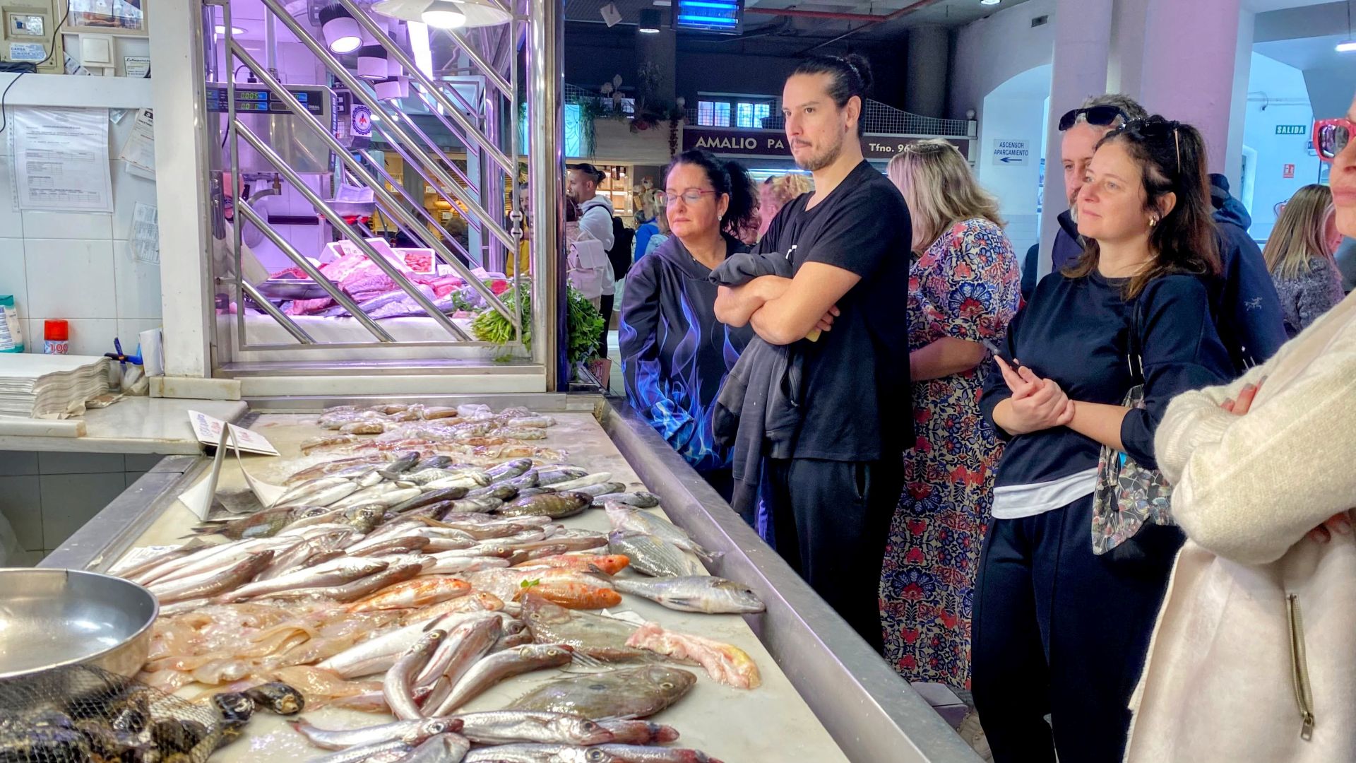 Imagen principal - Los turistas en el Mercado Central. 