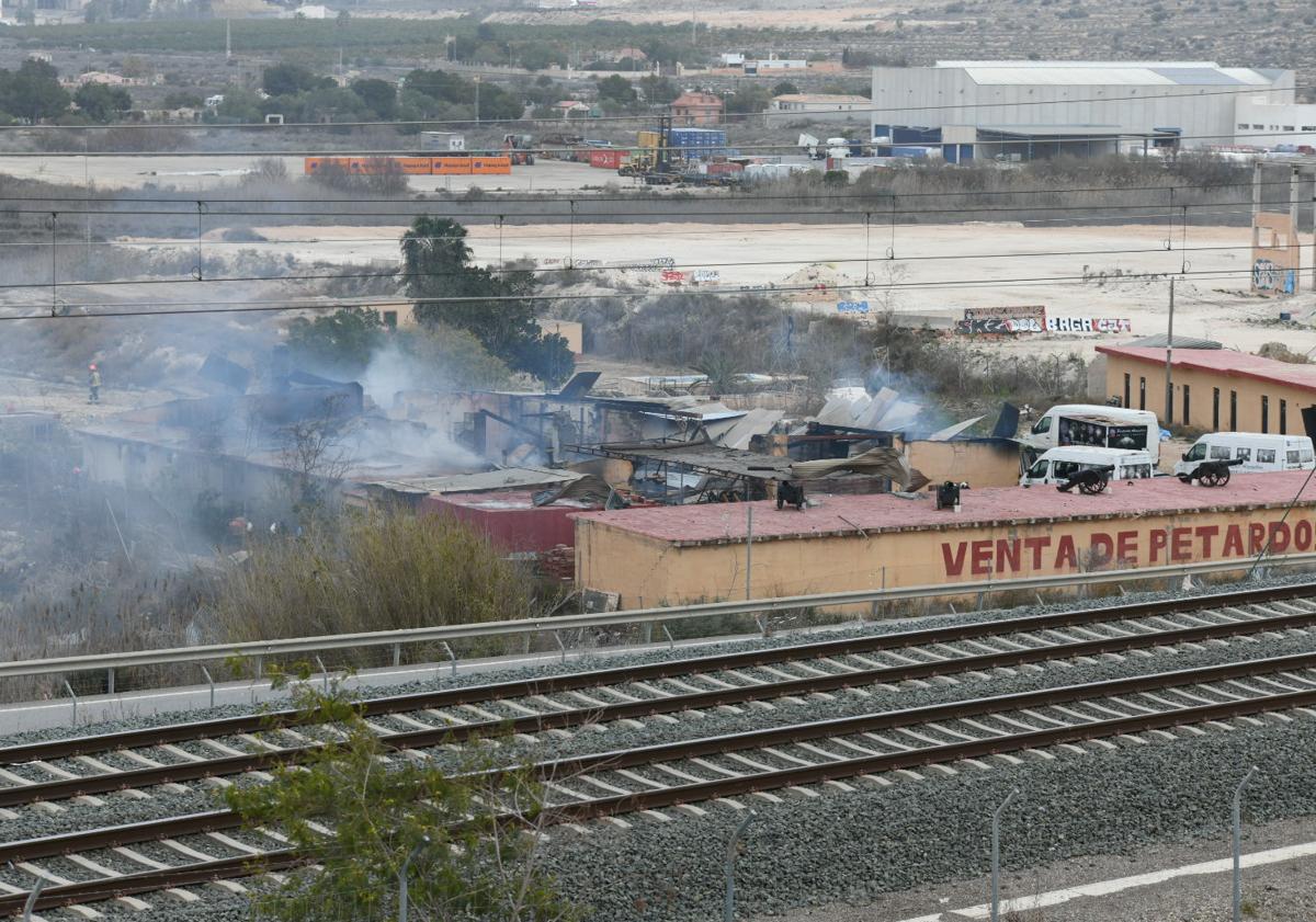 Imagen principal - 1: Explosión de la pirotecnia. 2: Traslado del cuerpo de Pedro Luis Sirvent. 3: Bomberos en la zona.