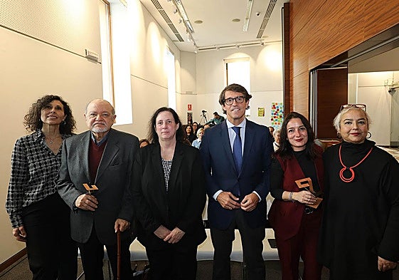 El diputado de Cultura (c), Juan de Dios Navarro, en la entrega de lso premios 'Trayectoria en femenino'.
