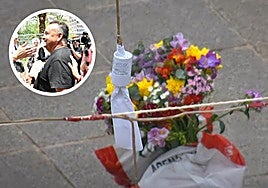 Reyes Martí con el ramo de flores dedicado a Pedro Luis Sirvent.