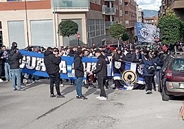 Aficionados del Hércules desplazados a Alcoi este domingo para presenciar el derbi alicantino.