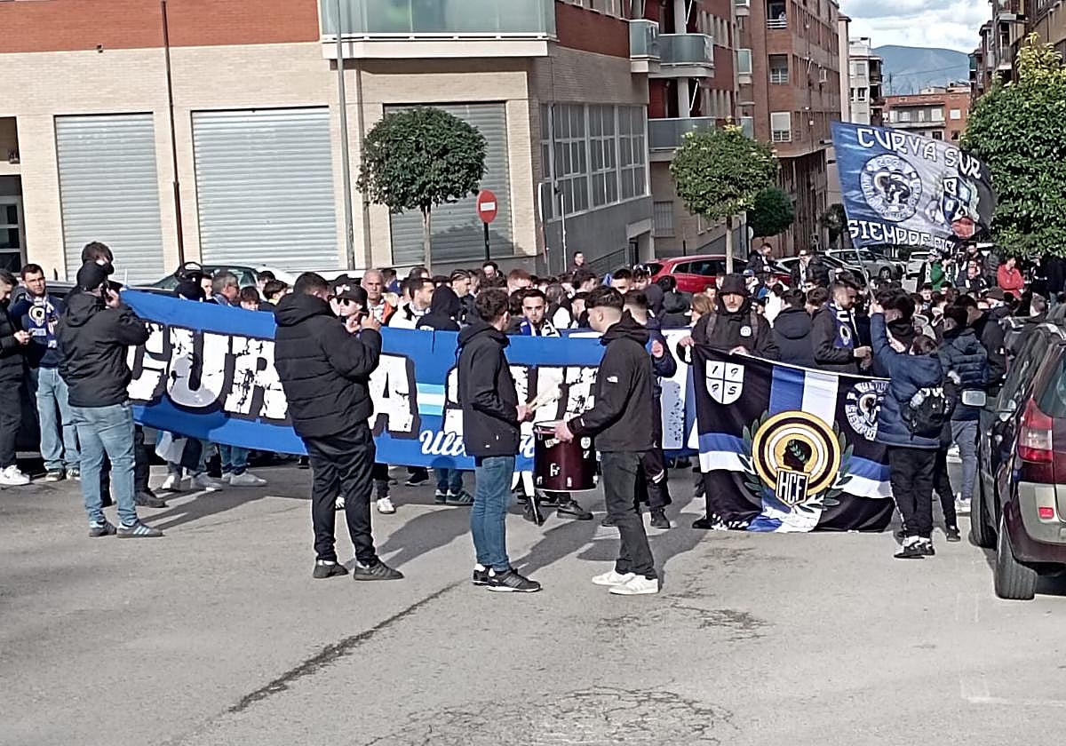 Aficionados del Hércules desplazados a Alcoi este domingo para presenciar el derbi alicantino.