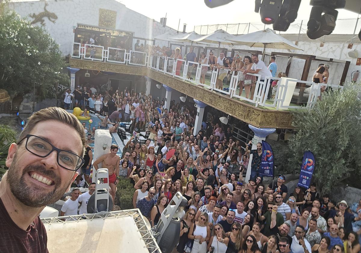Pau Puchades, in the foreground, with attendees at a gathering of the 'Enjoy and Connect' community.