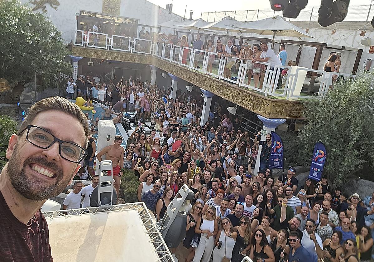 Pau Puchades, en primer plano, junto a los asistentes a una quedada de la comunidad 'A Disfrutar y punto'.