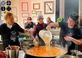 Las turistas, en plena cocción del arroz que preparan tras comprar los ingredientes.