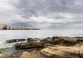 Viento y oleaje en las playas de Alicante.