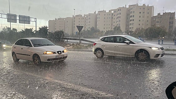 Lluvia sobra la cudad de Alicante este martes.