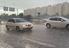 Granizo cayendo sobre la ciudad de Alicante este martes.